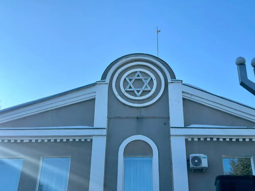 Инициативу изучения еврейской культуры школьниками ЕАО прокомментировал зампред Евгений Гузман