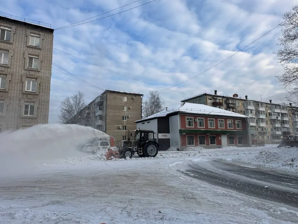 Не дают качественно расчистить дворы от снега личные авто биробиджанцев — управляйки