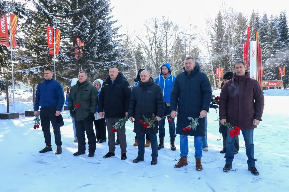 Память вице-губернатора Приморья, погибшего на СВО, почтили в сквере Победы Биробиджана