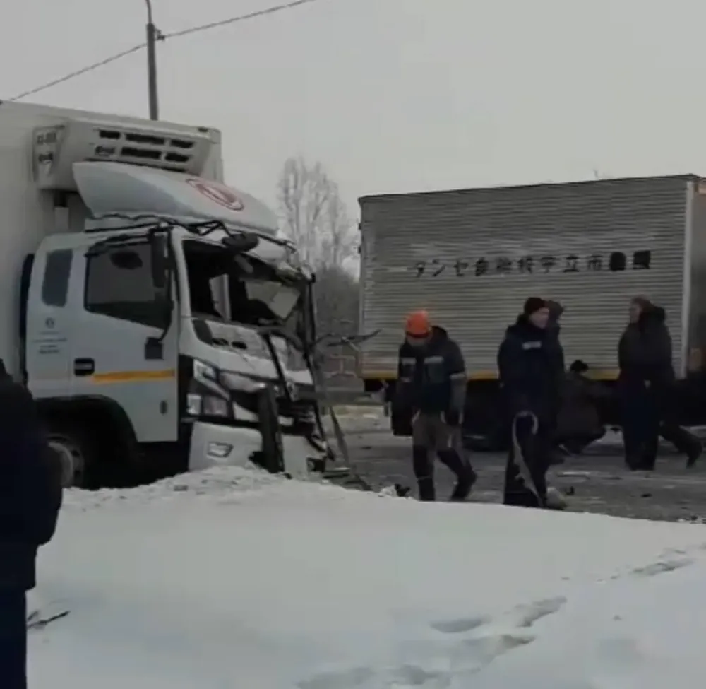 Лоб в лоб столкнулись две фуры на трассе «Амур» в ЕАО: спасатели извлекают водителей