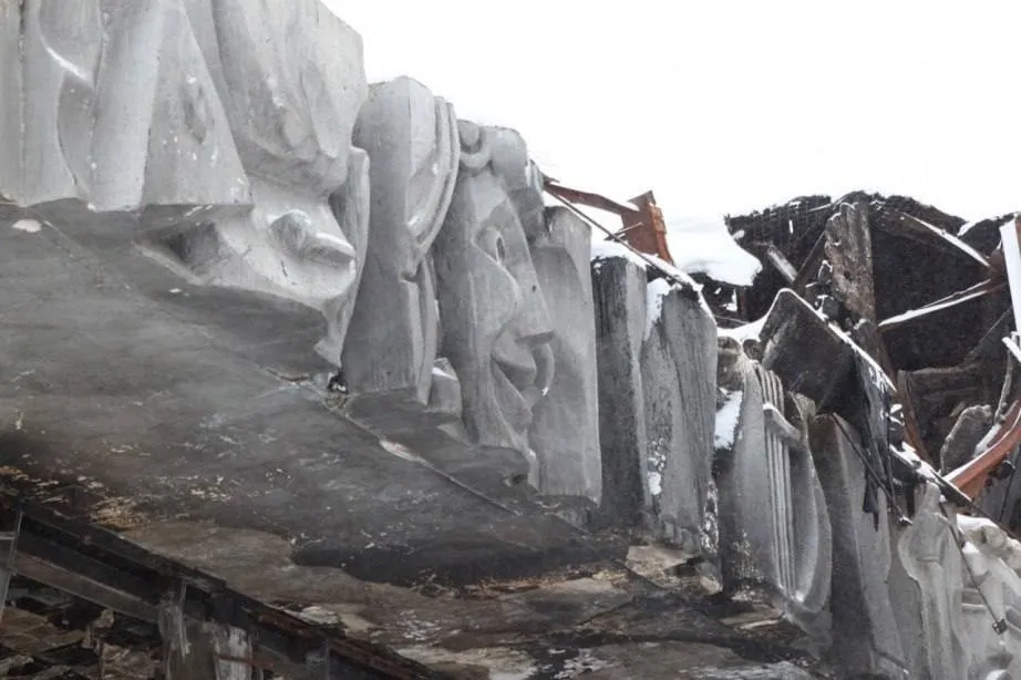 Сохранить барельефы сгоревшего музыкального театра пытаются в Хабаровске