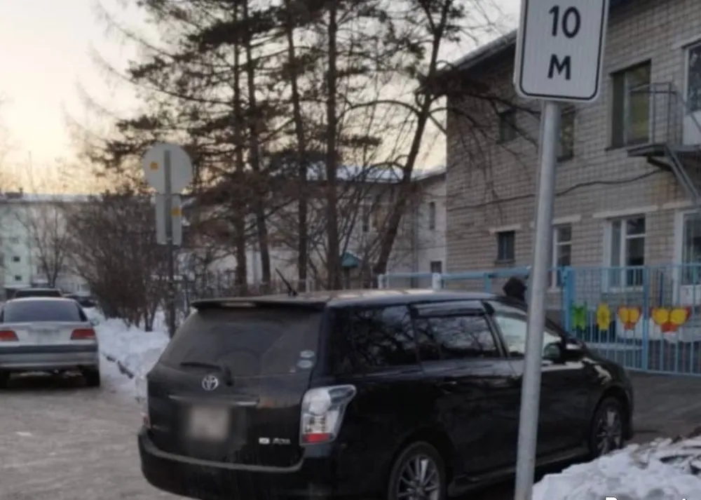 Владелец припаркованного у детсада авто заплатит штраф после жалобы биробиджанца