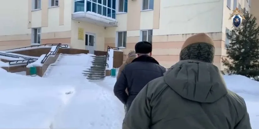 Кадры задержания директора биробиджанского психинтерната опубликовали следователи
