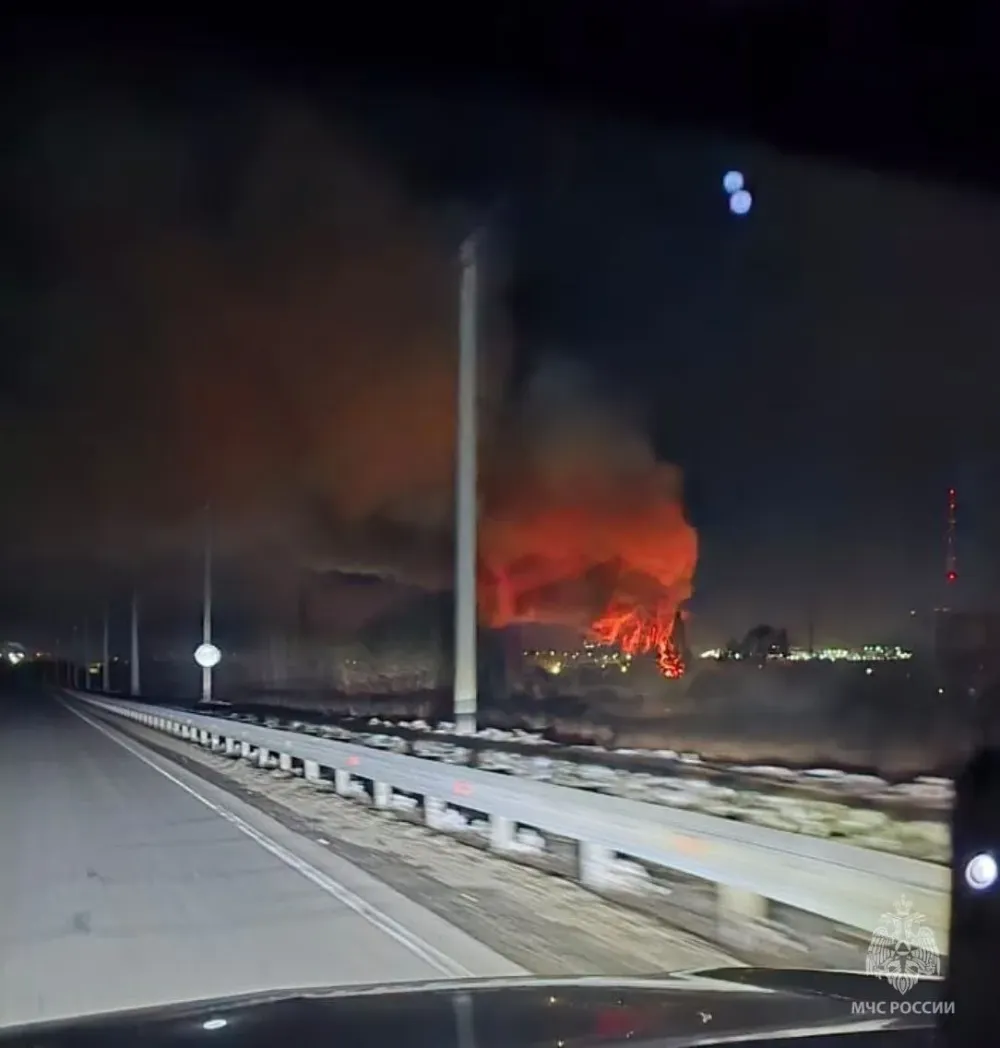 ЧП в Биробиджане: дом и машина сгорели, жилец в больнице с ожогами