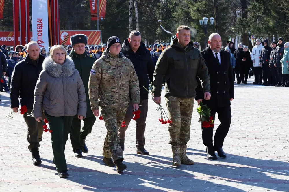 Цветы защитникам Отечества возложили в сквере Победы Биробиджана