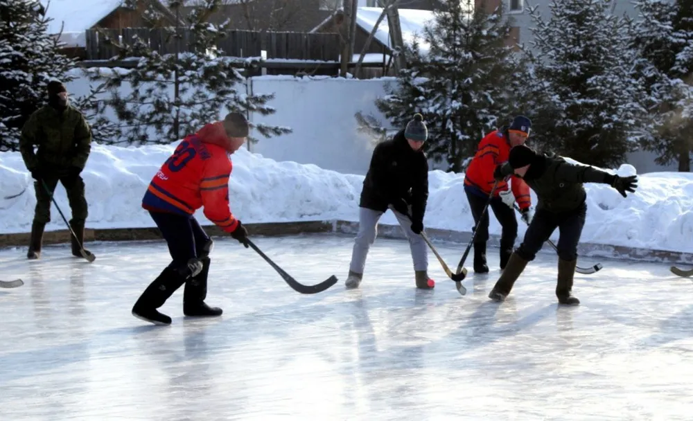 В Биробиджане прошел межведомственный турнир по хоккею на валенках