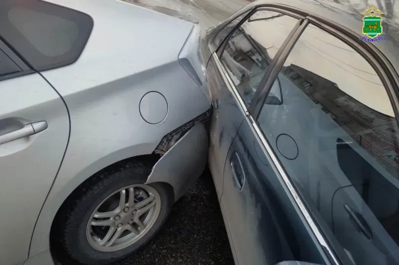 Неудачно сдал назад водитель в Биробиджане