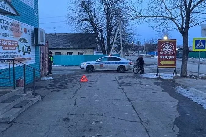 Хлебовозка сбила девочку во дворе дома в Биробиджане