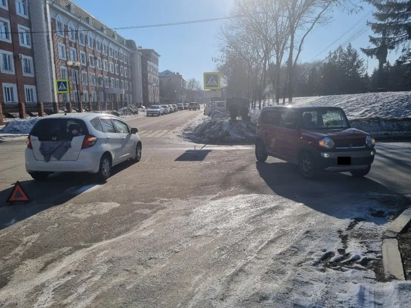 Не уступил дорогу и протаранил авто у роддома водитель в Биробиджане