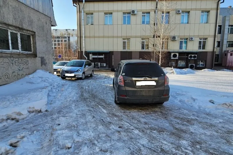 Взял на таран припаркованное у МФЦ авто биробиджанец