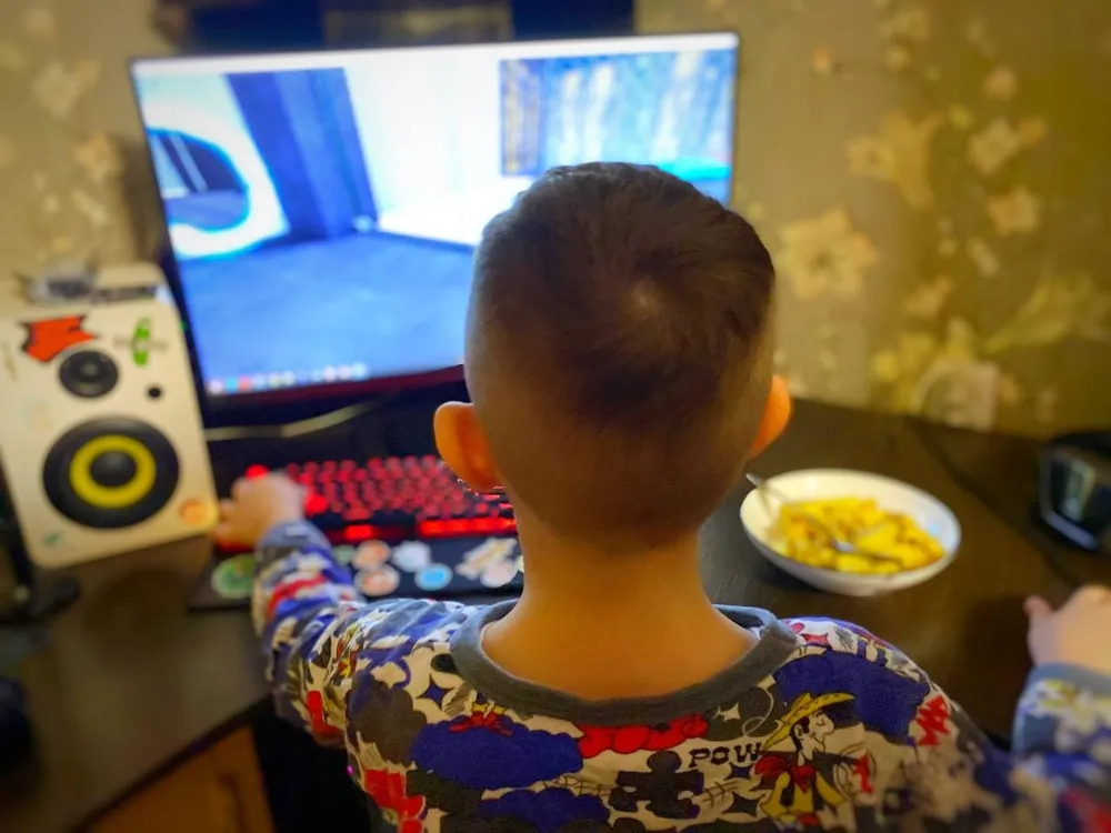 Продиктовала мошенникам данные карты матери школьница в Биробиджане