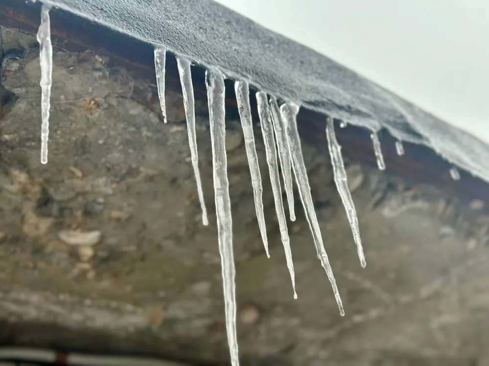 За сосульки на многоэтажках отвечают управляйки - мэр Биробиджана