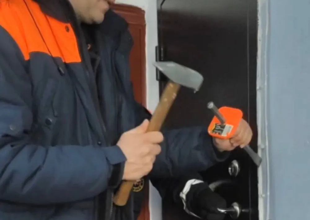 Труп пенсионерки нашли спасатели в запертой квартире в Биробиджане