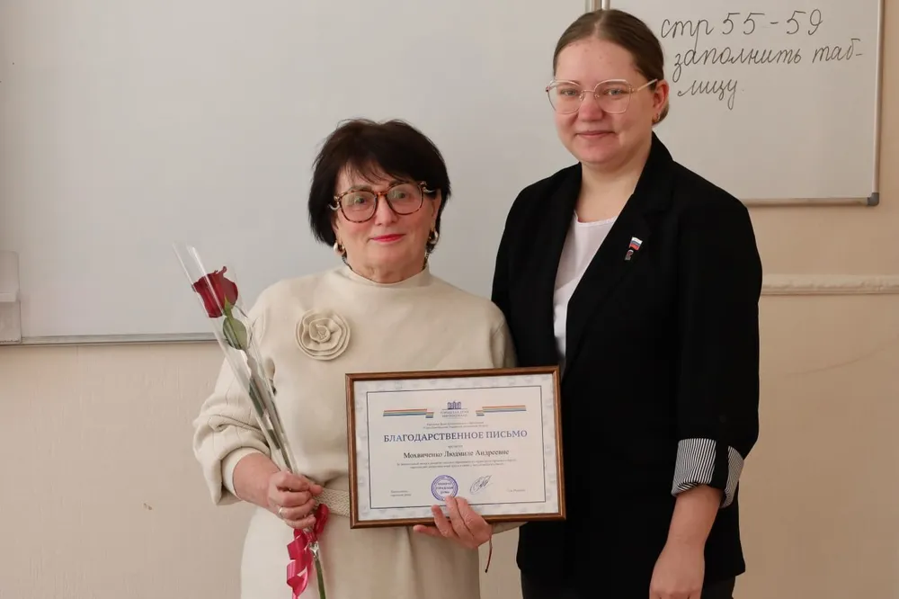 Юбилей отпраздновала учитель школы №11 в Биробиджане