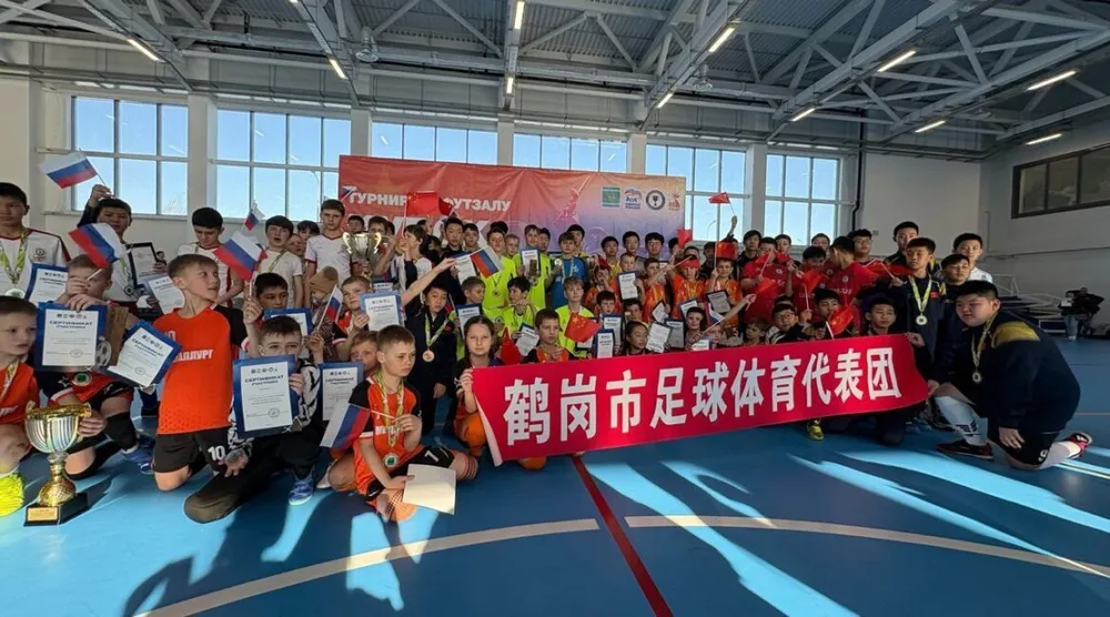 Кубки Дружбы забрали биробиджанские команды на турнире по футзалу