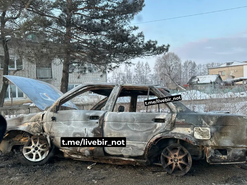 Легковушка проскочила ж/д переезд в с. Аур, врезалась в ограждение и загорелась