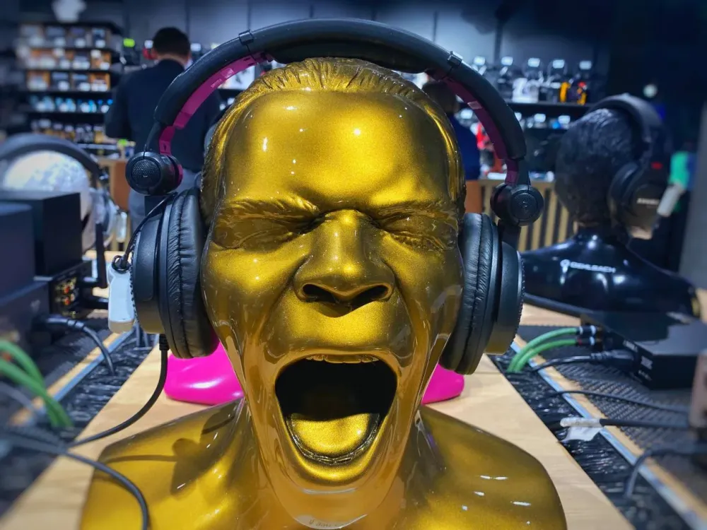 Заплатит штраф и компенсацию соседям любитель громкой музыки в Биробиджане