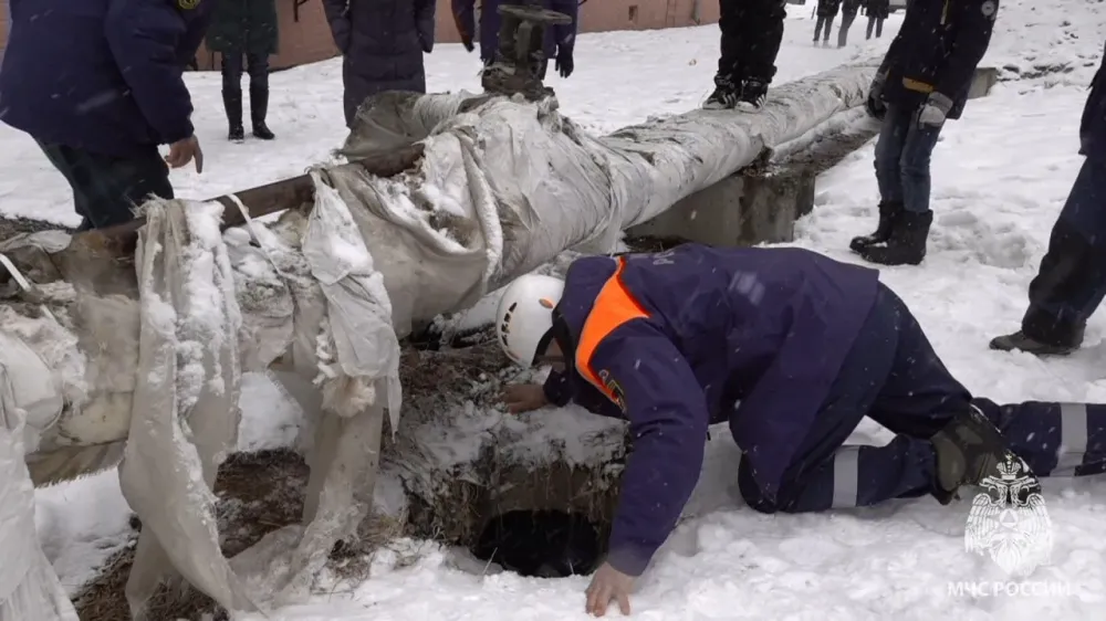 Рухнул в канализационный колодец подросток в Хабаровском крае