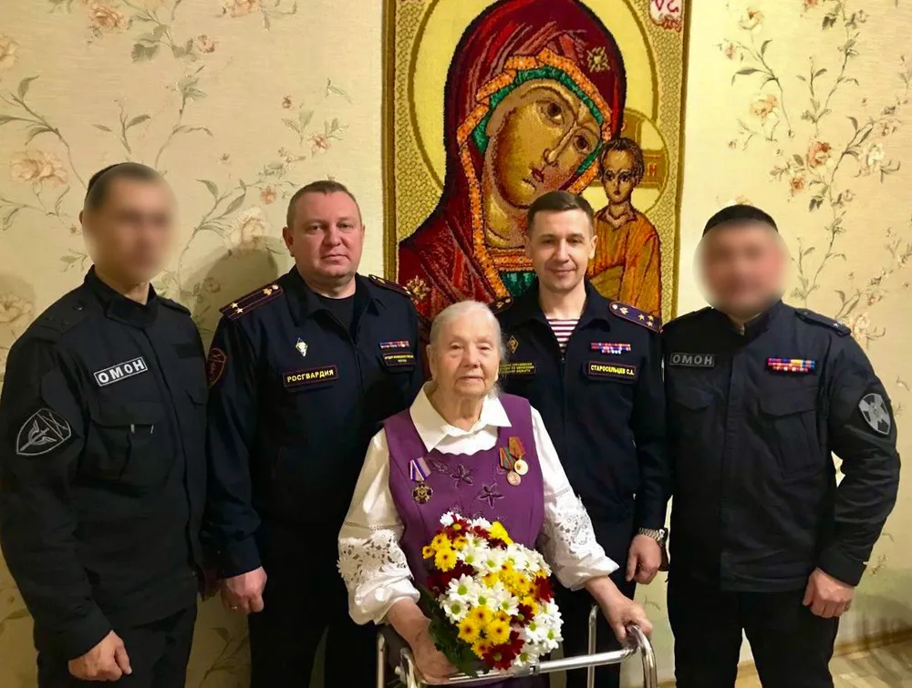 Росгвардейцы наведались к ветерану в преддверии 8 Марта в ЕАО