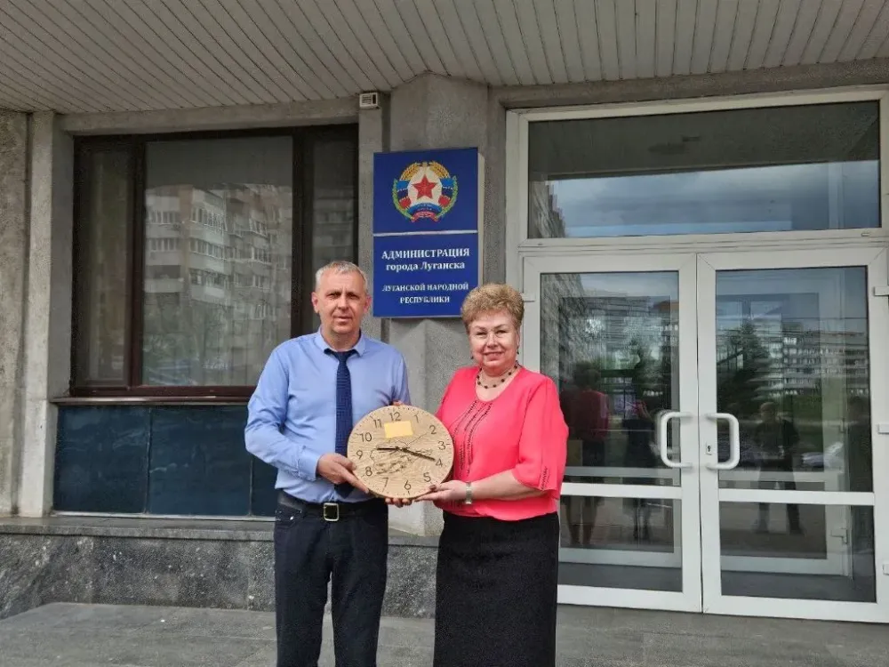 Передал раритетные часы Музею часов ЛНР росгвардеец из ЕАО