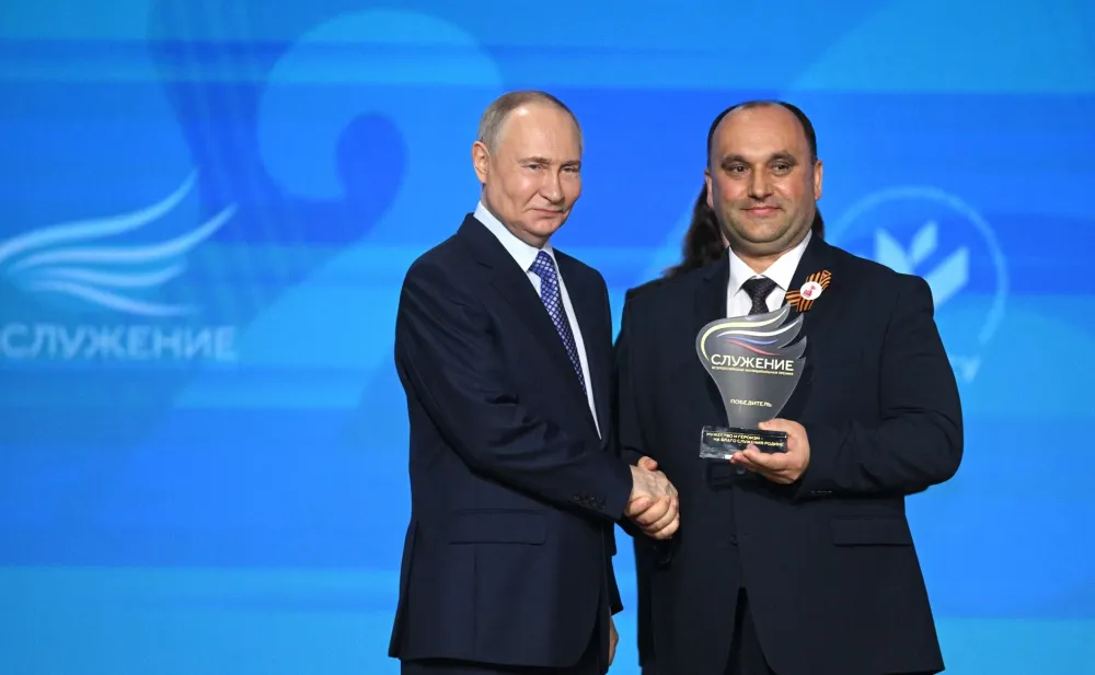 Путин в Наццентре «Россия» наградил победителя премии «Служение»