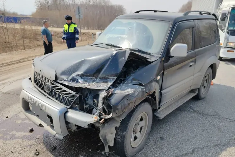 Ехал посреди дороги: «Крузак» влетел в фуру на трассе «Амур» в ЕАО