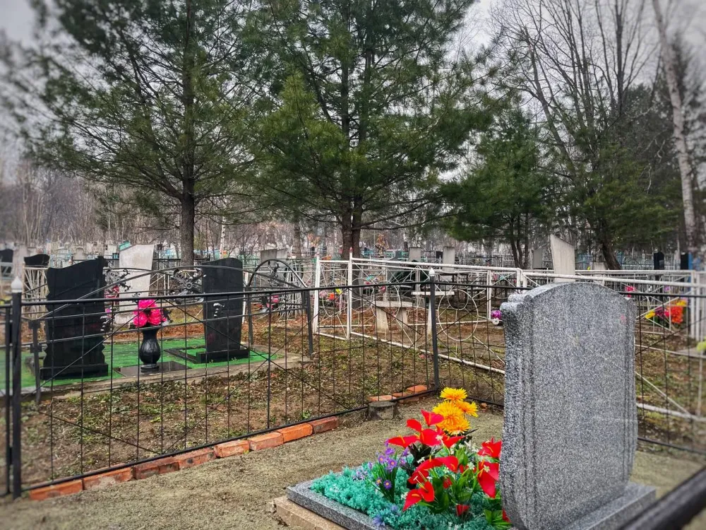 В Радоницу россиян просят не оставлять спиртное и продукты на могилах