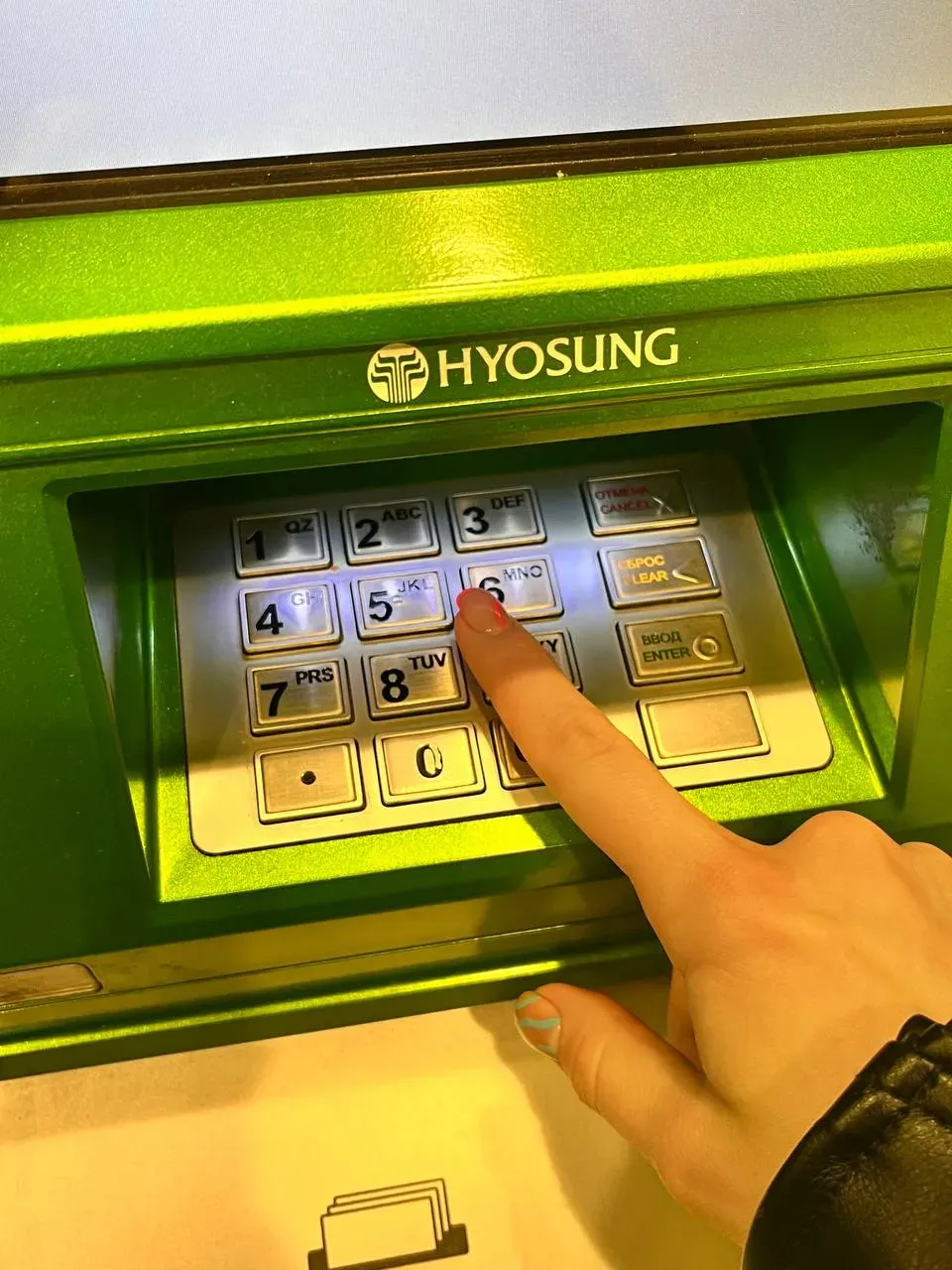 Мошенники в России используют новую схему кражи через бесконтактную оплату