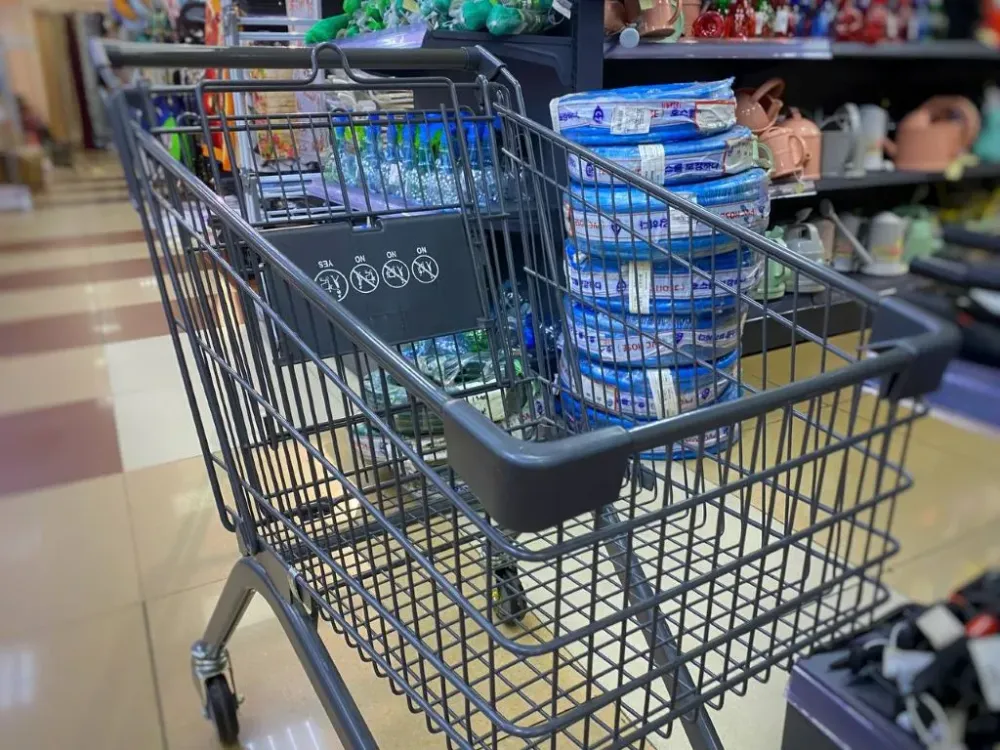 С полными пакетами продуктов без оплаты ушли из супермаркета биробиджанцы