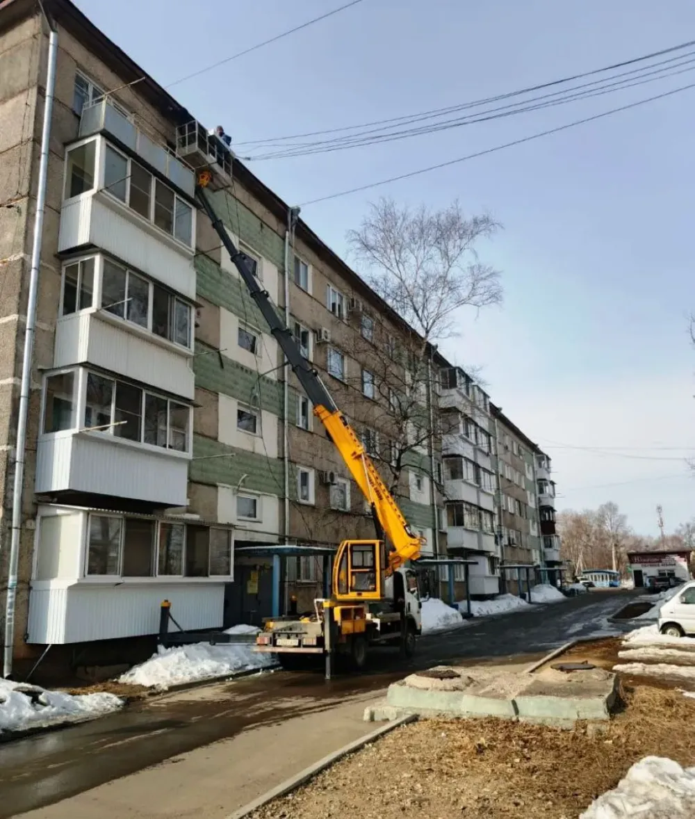 Как новые светильники устанавливают на жилые дома, показала мэрия Биробиджана