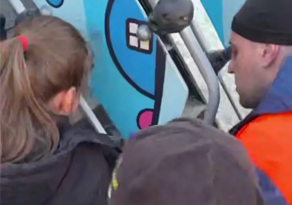 Пришлось вызывать МЧС, чтобы спасти застрявшего на детской площадке ребенка в Биробиджане