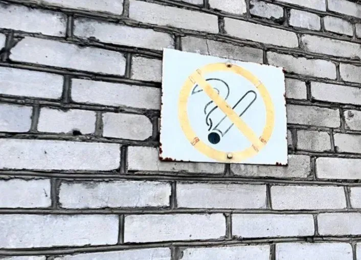 Некурящих сотрудников будут поощрять повышением зарплаты
