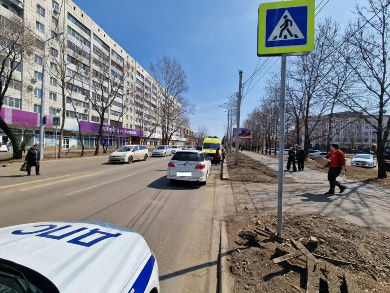 Ребенка на самокате сбили на зебре в Биробиджане