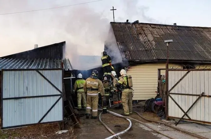 Пристав с двумя дочками бросилась в горящий дом и вынесла газовые баллоны в Хабаровском крае