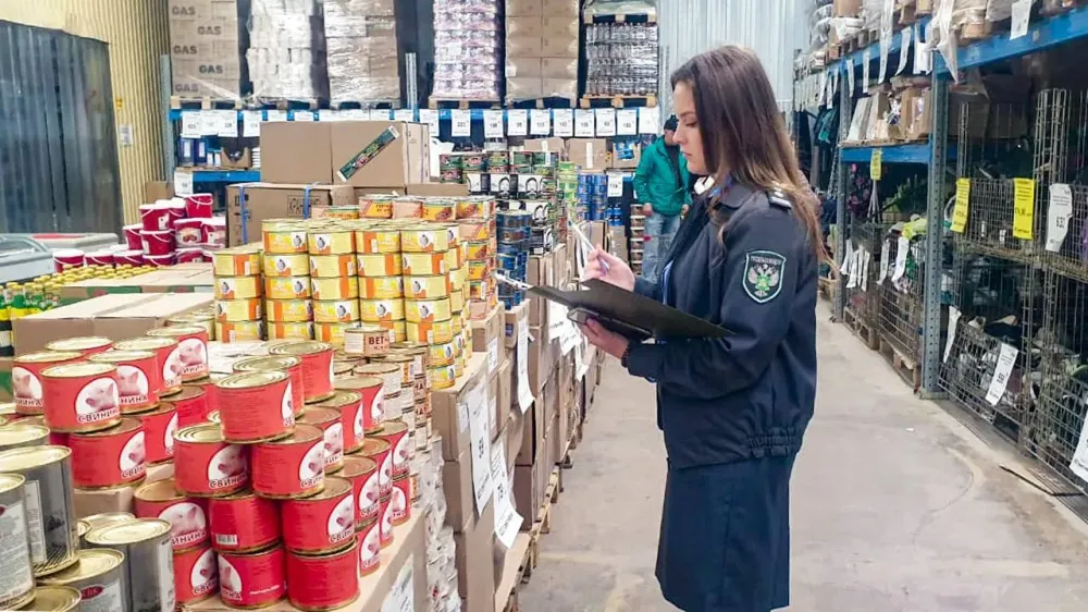 Гипермаркет «Маяк» получил огромный штраф за просрочку и «левые» консервы в Хабаровском крае