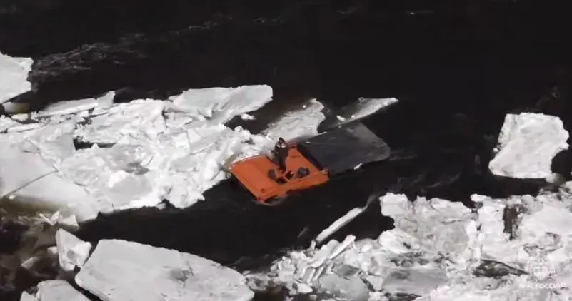 Троих мужчин, провалившихся под лед на вездеходе, чудом спасли в Хабаровском крае