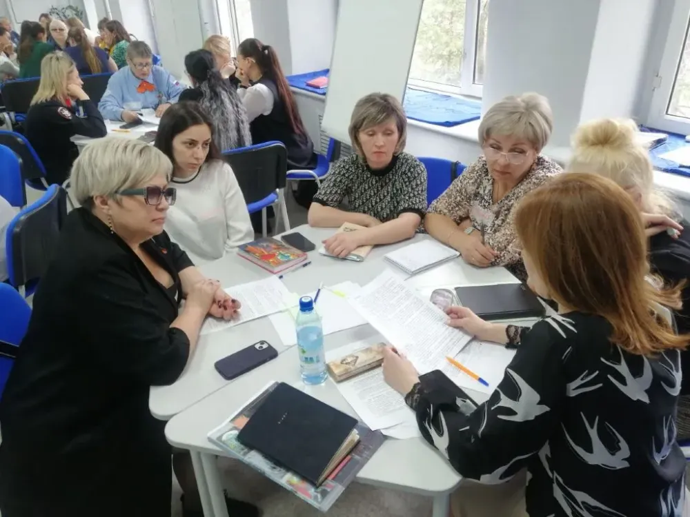 В ЕАО педагогов учат выводить семьи из кризисных ситуаций