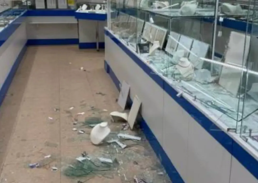 Мужчина с топором ограбил ювелирный магазин в Хабаровском крае