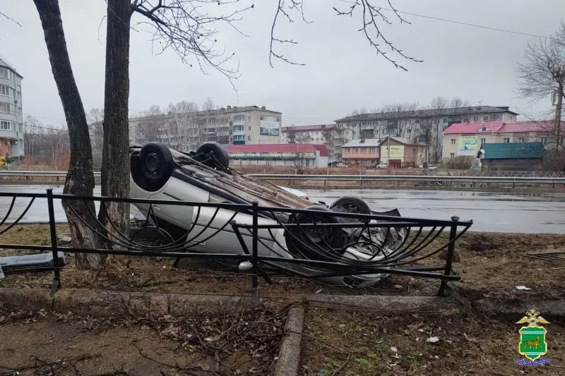 Положил авто на крышу у торгового центра пьяный водитель в Биробиджане