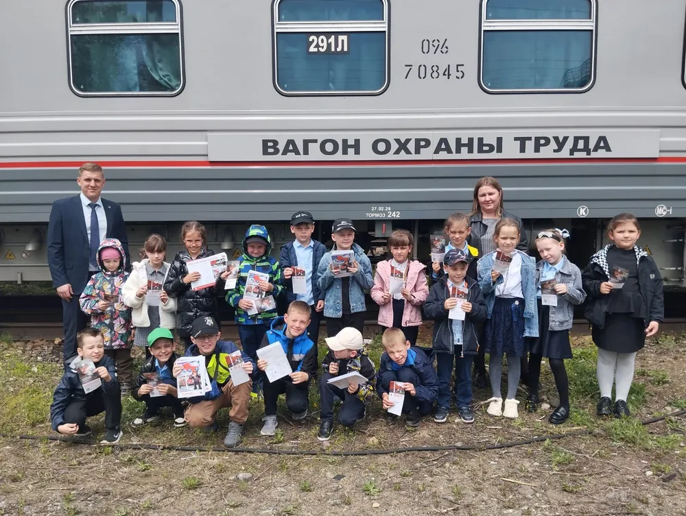 Железнодорожники в Вяземском рассказали школьникам о безопасности на станции