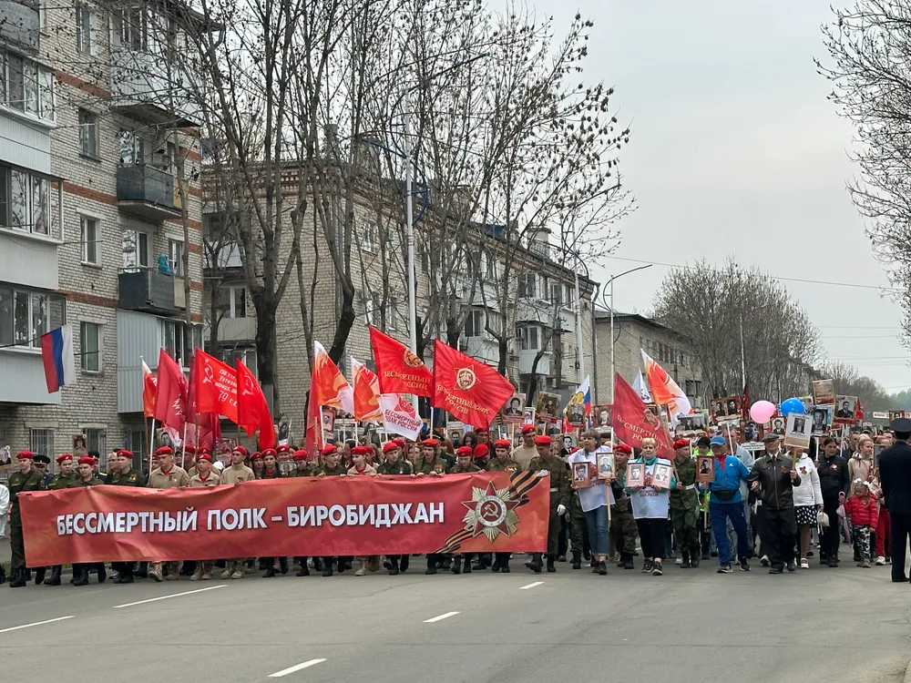 «Бессмертный полк» объединил поколения: тысячи биробиджанцев пронесли портреты героев