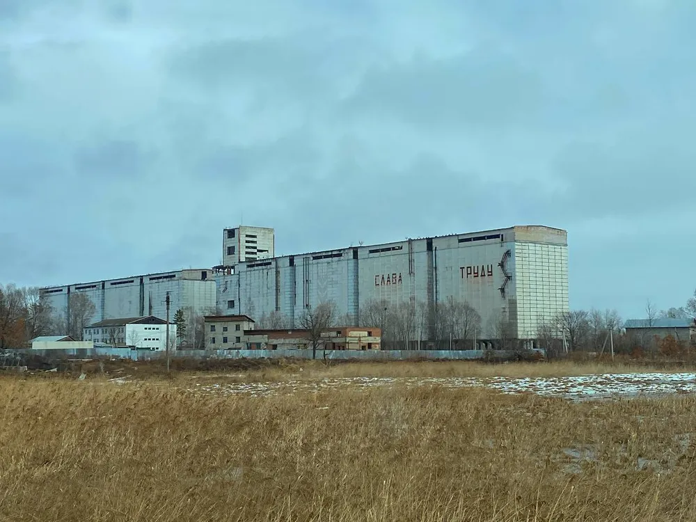 Суд обязал собственника ограничить доступ к заброшенному заводу «Элеватор» в Птичнике