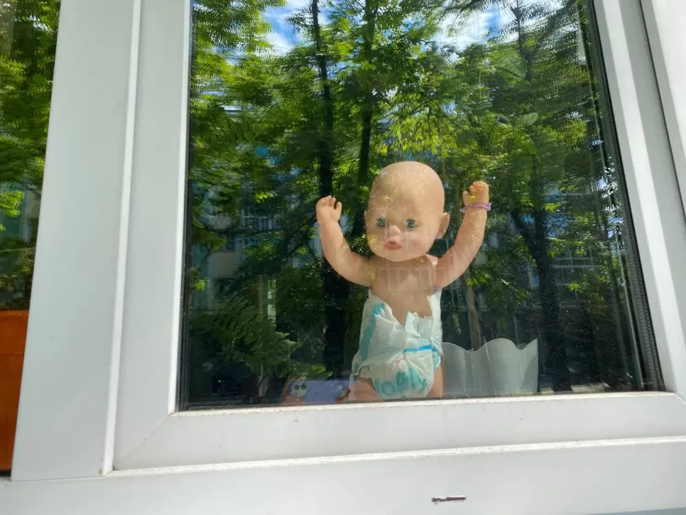 СК возбудил уголовное дело по факту падения ребенка из окна в Биробиджане