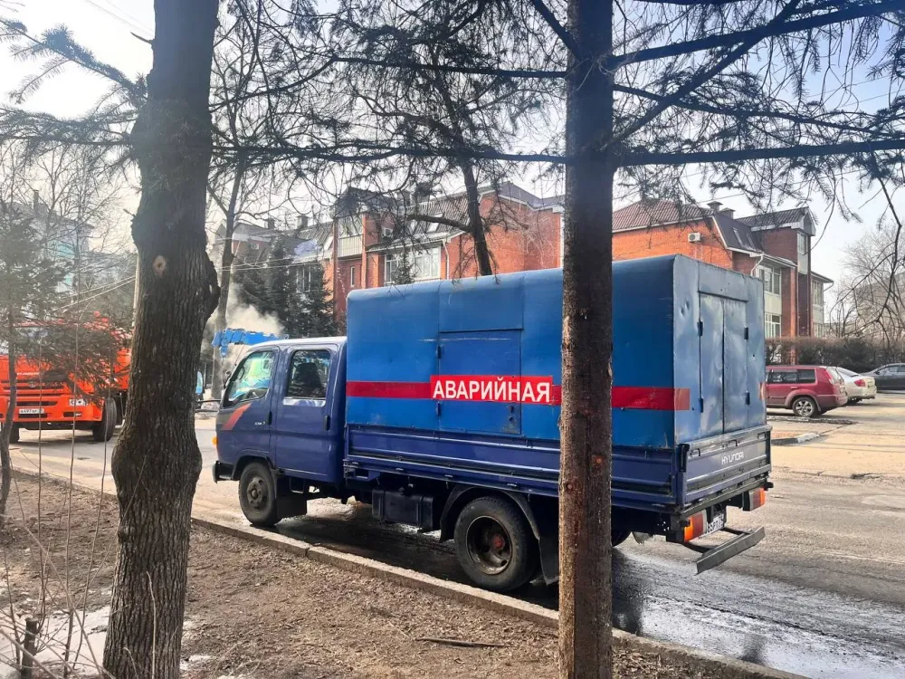 Сразу два порыва на водопроводе устраняют коммунальщики в Биробиджане