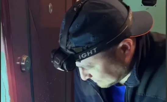 Кот случайно запер двух жительниц Биробиджана на балконе: понадобилась помощь спасателей