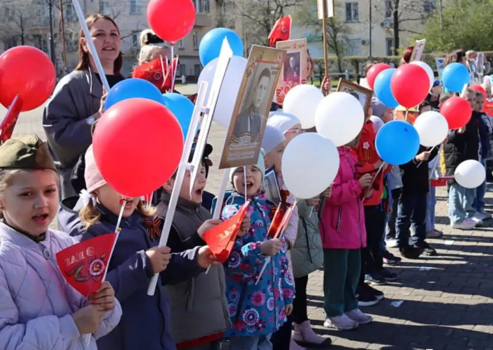 В Бессмертном полку прошли детсадовцы Хабаровска накануне Дня Победы