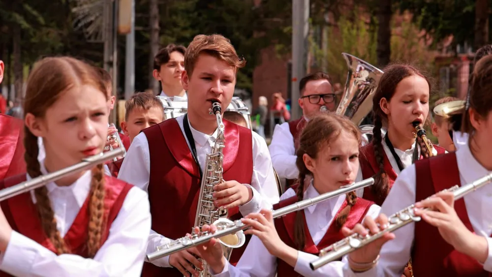 Биробиджан прогремел оркестрами: более 150 юных музыкантов прошли маршем по главной улице