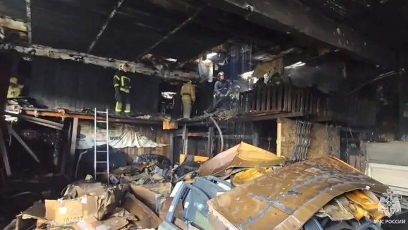 Пожар в автосервисе Хабаровска ликвидировали огнеборцы