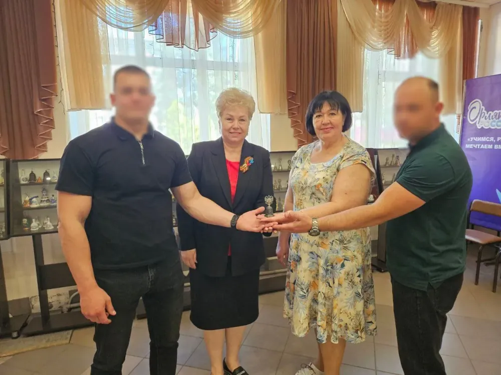 Колокольчик из Биробиджана стал экспонатом школьного музея ЛНР