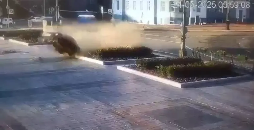 Пьяный бесправный водитель влетел на городскую площадь на элитном авто в Хабаровске